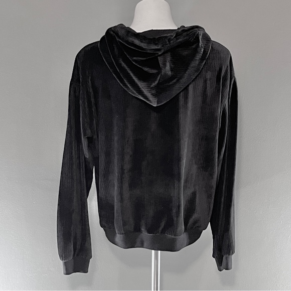 Women’s Forever 21 casual black velour pullover sweatshirt - Picture 2 of 8
